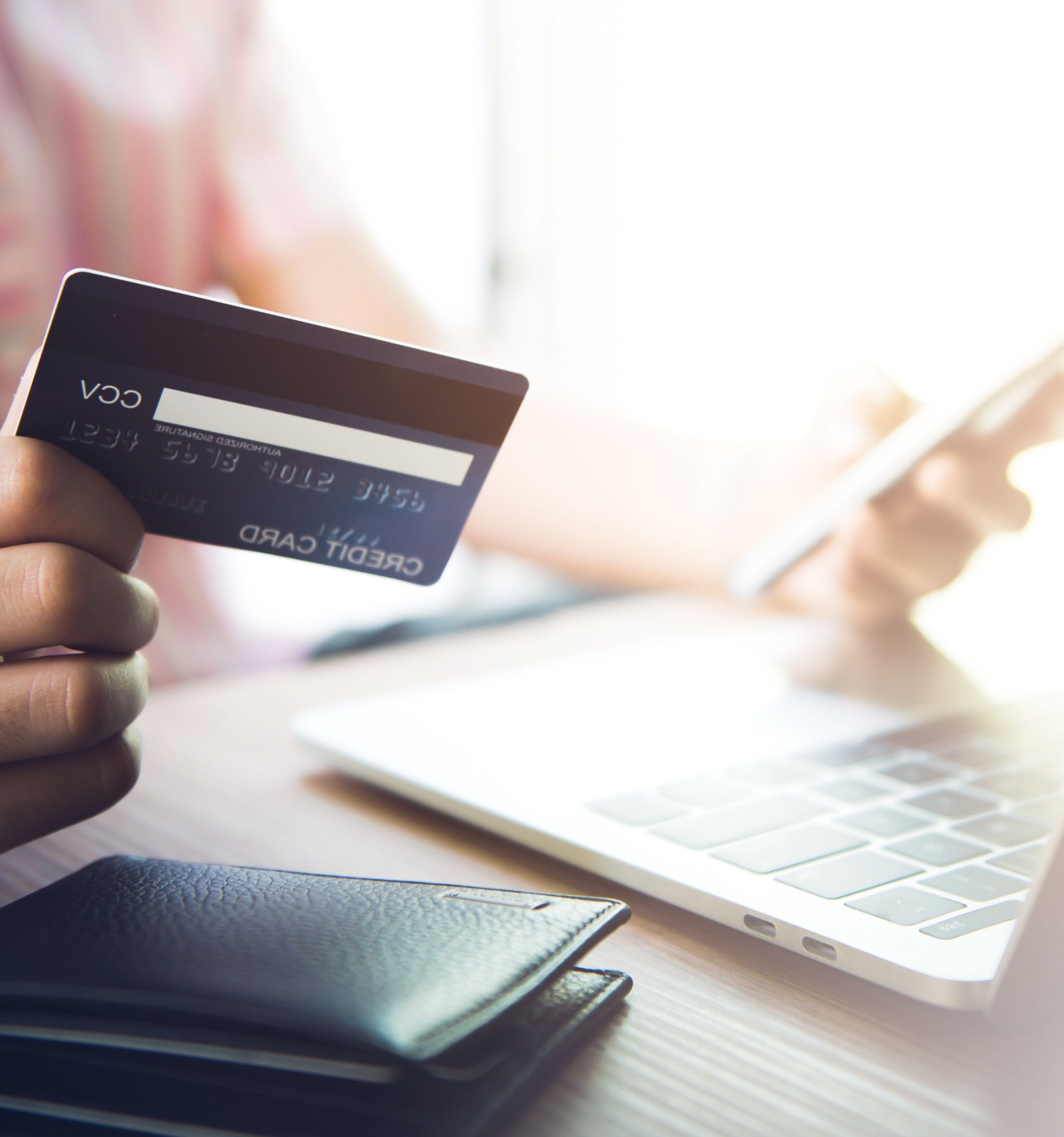 Steuerberatung für Onlinehändler, Person beim Onlineshopping